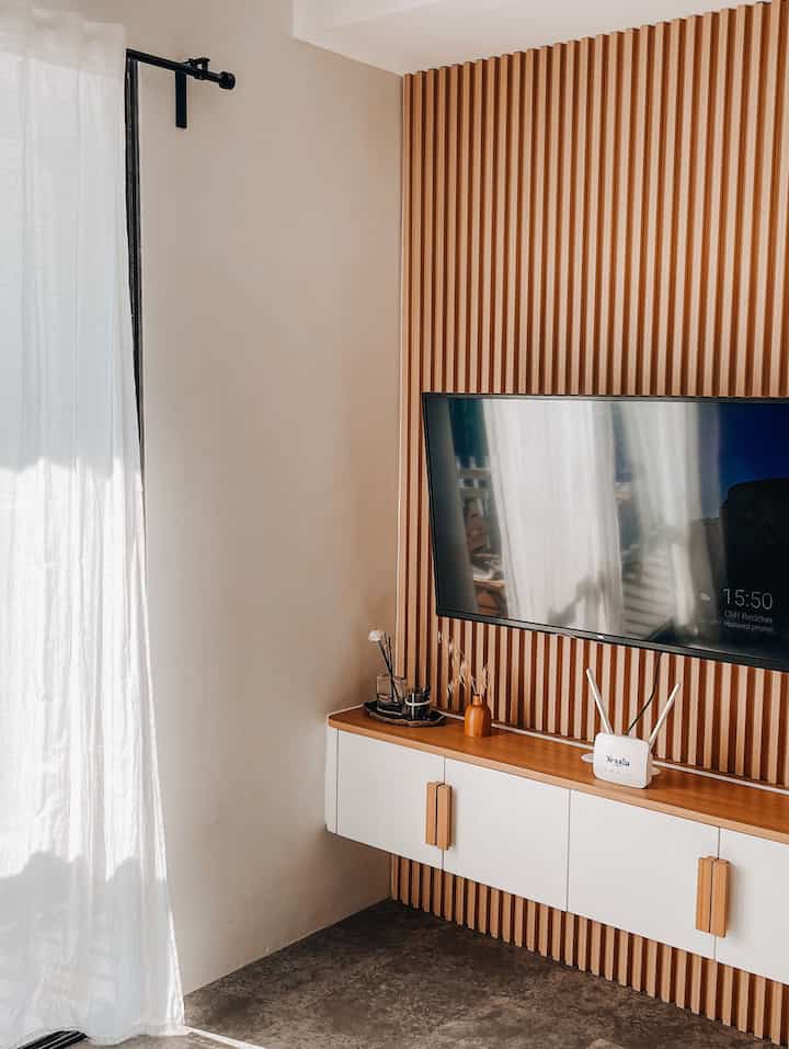 Selamat datang di santai yang tenang di ruang Jarpandi, dihiasi dengan sentuhan kayu yang hangat dan minimalis. 🌿✨ #JapandiStyle #InteriorDesign #HomeDecor #CozyLivingRoom #japandi #BTNOAS6