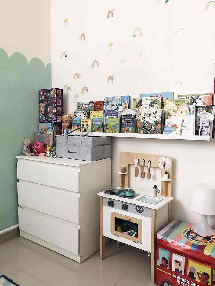 kamar anak tuh salah satu area yang seringgg banget berantakan. karena di situlah anak ku menghabiskan waktunya untuk bermain dan berkreasi apapun. karena anakku senang sekali membaca, aku sengaja membuat rak bukunya terlihat spt itu agar ia bisa pilih sendiri buku yang mau dibaca.

kamarpun jadi lebih playful dengan adanya buku2 yang menghiasi kamar✨

#BTNOAS6
#kidsbedroom #roominspiration #homedecor