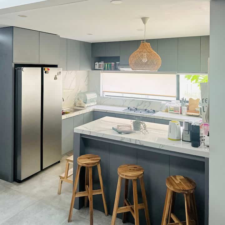 • SCANDINAVIAN KITCHEN •
Like most Scandinavian kitchens in general, one of the focal points in the RFL House kitchen area is the kitchen island / bar table which is equipped with hanging lamp decorations to add a warm & aesthetic impression to the kitchen area.
Now, I also want to share some of the items that I used to decorate this Scandinavian style kitchen. Hopefully it's useful 😊.

#DapurBeautiful #MyDreamKitchen #InspirasiDapur #kitchen #scandinaviankitchen #openkitchen #kitcheninspiration