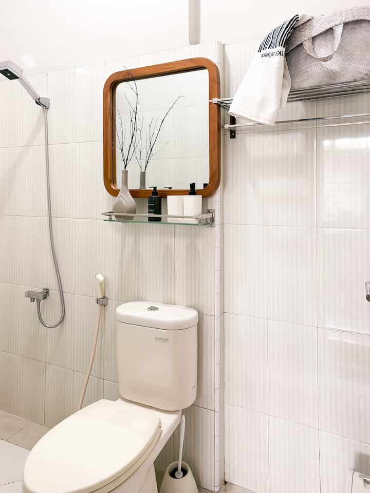 Dekorasi Kamar Mandi  Budget Friendly.

Aku spill dekorasi low budget kedua kamar mandi untuk tamu.Kamar mandi di dalam kamar tamu dan toilet mungil di dekat ruang tamu aku dekor dengan dekorasi low budget.Vas bunga keramik minimalis harga seratus ribuan,lampu gantung Ikea dibeli saat sale 129 ribu,cermin kayu jati hadiah giveaway dari kayu atos,lilin aromatherapy,keranjang purun dicat putih seharga 40 ribu dan tanda toilet dari kayu.Tidak mahal namun cukup mempercantik kamar mandi mungilku.

#BudgetFriendlyDecor
#AestheticAffordable
#SpillDecorLowBudget
#bathroomidea
#toiletidea
#vintage