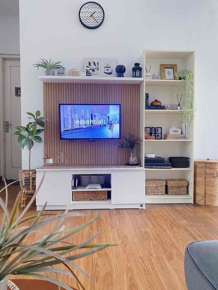 Berikut 3 barang dekorasi favorit saya yang budget friendly dan saya pakai untuk menghias TV Area di living room:
1. Dekorasi concrete, ini ada yang berupa vas, ada juga yang sekedar pajangan (bentuk rumah). Ukurannya cukup besar dengan warna netral: natural, putih dan hitam. Harganya cuma 17k-25k aja loh!
2. Wall Art Monokrom
Sepasang wall art yang saya taro di atas ambalan ini harganya masing-masing hanya 15k. Wall art ini sudah dilengkapi gantungan, bahannya cukup tebal walau tanpa frame, ilustrasinya cocok diletakan di living room dan karna warnanya monokrom, jadi cocok untuk berbagai gaya interior.
3. Pohon Kamboja Artificial
Pohon ini juga merupakan dekorasi favorit saya. Untuk sebuah tanaman hias berukuran besar harganya terbilang budget friendly yaitu 200k. Bentuknya cantik dan cukup real sehingga terkesan natural.
.
#BudgetFriendlyDecor #AestheticAffordable #SpillDecorLowBudget #LivingRoom #TVBench #TVArea
