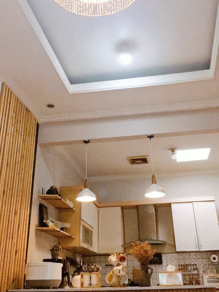 Dapur Open Space dg segala perintilan yang bukan hanya fungsional tp menambahn nilai estetik....
seperti lampu" minibar dan kisi" pada dinding dan island table.

Semoga menginspirasi

#DapurCantik
#MyDreamKitchen
#InspirasiDapur
#Japandiminimalis #DapurMinimalis #LowBudget #KitchenMinimalis
