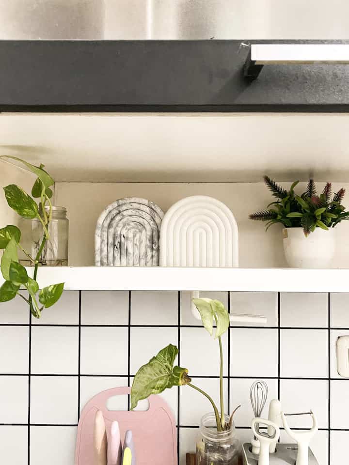 Masih tentang dapur. Jadi singkat cerita Alhamdulillahnya pada saat kami membeli rumah second ini, sudah ada kitchensetnya. Kitchensetnya pun tergolong yang masih kokoh dan bagus. Namun sayang, warnanya tidak masuk ke warna tone cat rumah kami. 

Jujur sebelum mengenal dunia per homedecor an ini bener2 gatau apa2, dulu berpikirnya yang penting dapur nyaman, bersih dan bisa digunakan dengan baik. 

Tapi karena dapur ini merupakan jantungnya rumah, dimana waktu yang saya habiskan lebih banyak di area ini. Akhirnya saya mulai mencari2 di media sosial gimana caranya makeover kitchenset tanpa perlu bongkar dan menyesuaikan budget keuangan kami. 

Akhirnya kami putuskan untuk memasang wallstiker pvc di area kitchen set ini, dan memasang wallstiker backsplash dapurnya yang tahan air dan panas.
Alhamdulillah setelah terpasang ternyata memberikan suasana yang sangat berbeda.

Ini adalah foto before afternya kitchenset, ketika sebelum dipasang dan setelah dpasang wallstiker pvc. Alhamdulillah udah jalan 1 tahun 2 bulan, stikernya masih awet, tertempel kuat dan belum ada yang compel2/kebuka.

Saran pemakaian untuk stiker berbahan pvc jangan terlalu banyak terkena air. Dan kalau terkena air langsung segera di lap.

Semoga postingan ini bermanfaat untuk tetangga online yang ingin merubah suasana dapur dengan budget minim 😉🤗

#homeinspiration #homedecor #rumahminimalis #rumahcluster #inspirasidapurminimalis #dapurminimalis #makeoverdapur #kitchensetstyling #makeoverkitchenset #wallstiker 