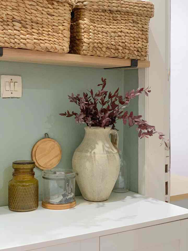 Salah satu best buy dekorasi item aku adalah vase ini, krn punya vase terracota dengan warna aeathetic gini adalah salah satu wishlist akuu, dan vase ini lumayan budget friendly yg aku temuin di marketplace🫶🏻

Setelah di styling sama daun artificial kaya gini lgsg cakep bgt dan makin aesthetic😍 jadi menambah mood ruangan dirumahku.

Semoga menginspirasi🫶🏻
#budgetfriendlydecor
#aestheticaffordable
#spilldecorlowbudget
#rumahbekasi
#vintage