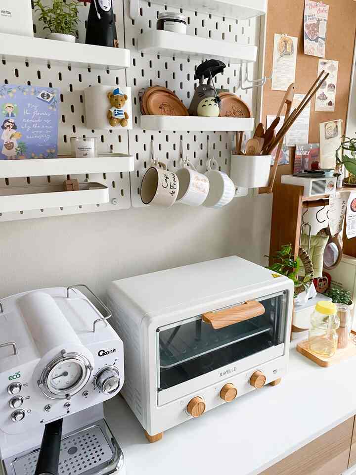 Ini dapur bersih dirumahku..
tempat aku baking, bikin kopi dan masak masak menu simple.

Untuk dekorasinya aku pakai tanaman agar lebih segar dan estetik.

#DapurCantik
#MyDreamKitchen
#InspirasiDapur
#dapurbersih
#dapurminimalis
#rumahdibandung
#dekorasidapur 