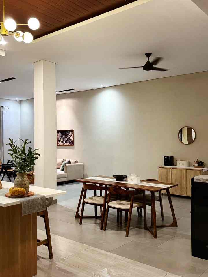 Beberapa item dekorasi yang ada di casa de kath, seperti cermin bulat kayu jati yang juga berfungsi untuk memberi kesan luas pada ruangan, vas2 tanah liat dan tanaman artificial sebagai pemanis pada ruangan, dengan budget yg minimalis namun membuat rumah terlihat lebih cantik dan berwarna😘 #BudgetFriendlyDecor #AestheticAffordable #SpillDecorLowBudget #hiasandinding #dekorasiruangan