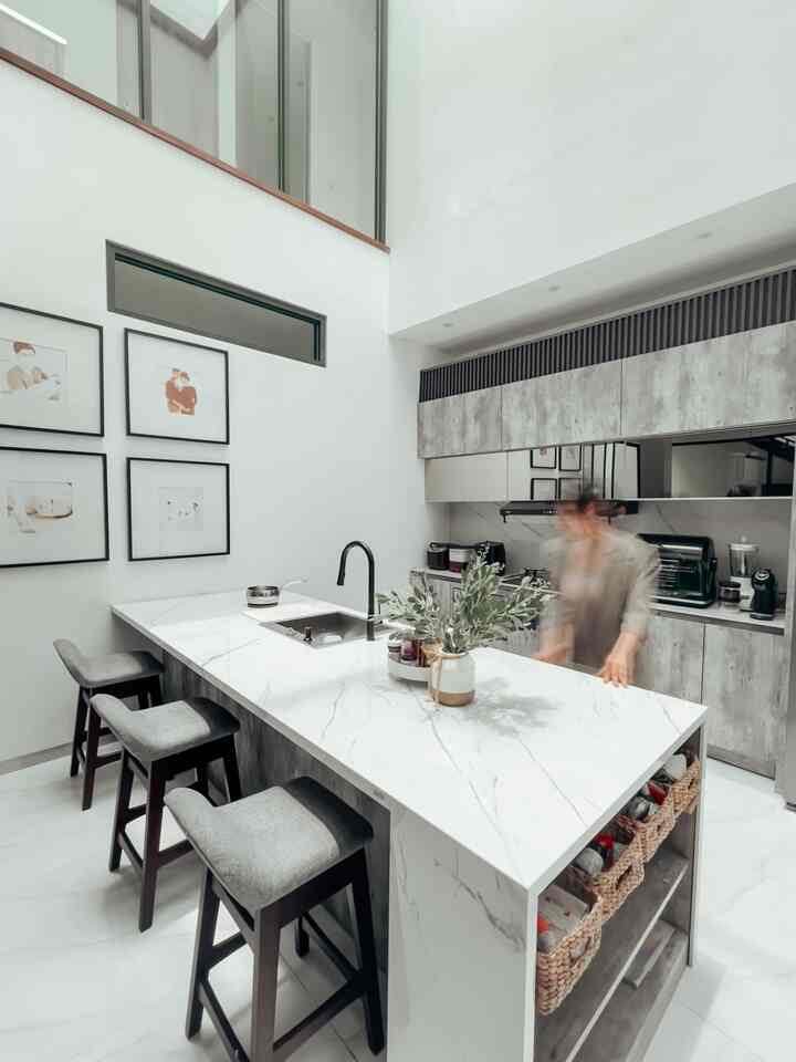 ✨12:00 am in the kitchen✨

My kitchen doesn't have much decoration. Because it's narrow and annoying when I cook. So I like clean, spacious areas for #mealprep kids a week.

Well, it's a shame to have a skylight in the kitchen, don't cook at hours like this. If it's for washing dishes or cutting, that's okay. But if you cook a large one like that, it's quite hot.

But the heat only lasts for 1-2 hours, and doesn't make other areas hot. I still really like skylights in the kitchen

Hopefully you will consider having a skylight in the kitchen area

#pretty kitchen #mydreamkitchen #inspirasidapur #kitchenideas