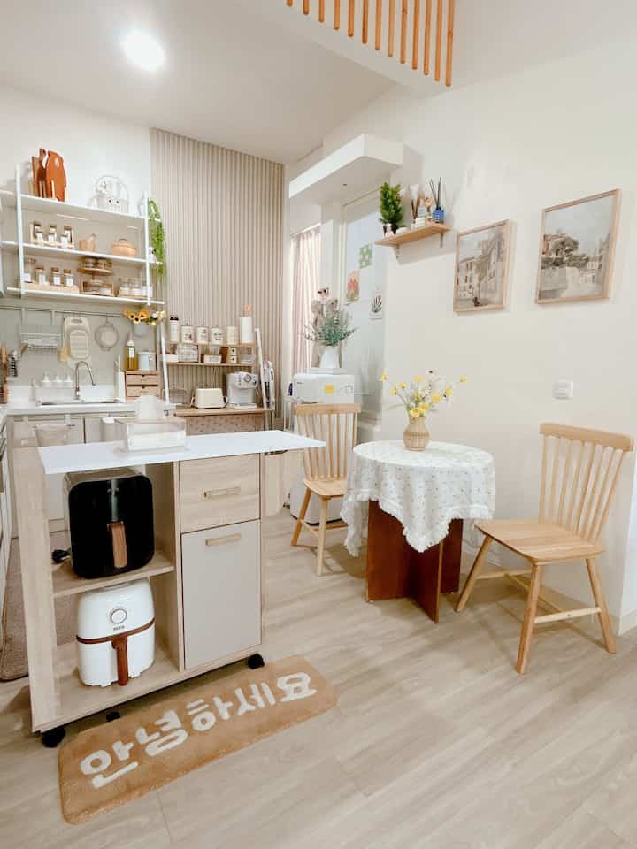 luas dapur 3x3 dengan meja makan untuk furniture menggunakan wood natural dengan menambahkan wall panel agar senada dengan furniture
1. #DapurCantik
2. #MyDreamKitchen
3. #InspirasiDapur
4. #idedekorasidapur
5. #dapurminimalis