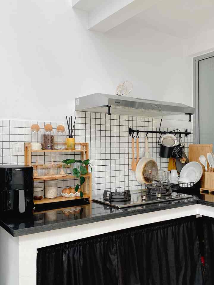 Dapur awhouse. dapur ini belum bisa dibilang sempurna karena belum pakai cabinet atas dan bawah untuk bisa mempercantik dapur, tapi kita masing pakai gorden kolong dapur seperti ini untuk pemilihan warna gorden disesuaikan dengan warna tone dapur atau dekorasi yang ada didapur ya. 

dapur ini berada di antara ruang tengah dan halaman belakang, di batasi oleh pintu dan jendela kusen yang bisa kita tutup buka.

save postingan ini ya, semoga menginspirasi🤎🤎

#Dapurcantik #mydreamkitchen #inspirasidapur #dapurminimalist #Dapurtanpakabinet  