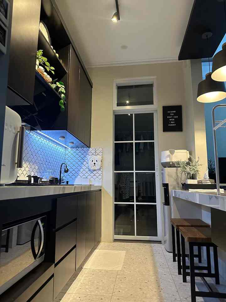 • My Kitchen from Various Angles •

Hello O!House friends, dapur compact segaris yang cuma 3,5m saja panjangnya ini alhamdulillah cukup memenuhi kebutuhan keluargaku. Untuk menambah space, ruang makan disatukan dengan dapur dan di sudut jadi tempat meletakkan dispenser dan rice cooker. Stool selain sebagai kursi makan, juga bisa dijadikan panjatan untuk mengambil barang di kabinet atas dapur. 

#DapurCantik
#MyDreamKitchen
#InspirasiDapur
#ModernKitchen
#DapurSegaris