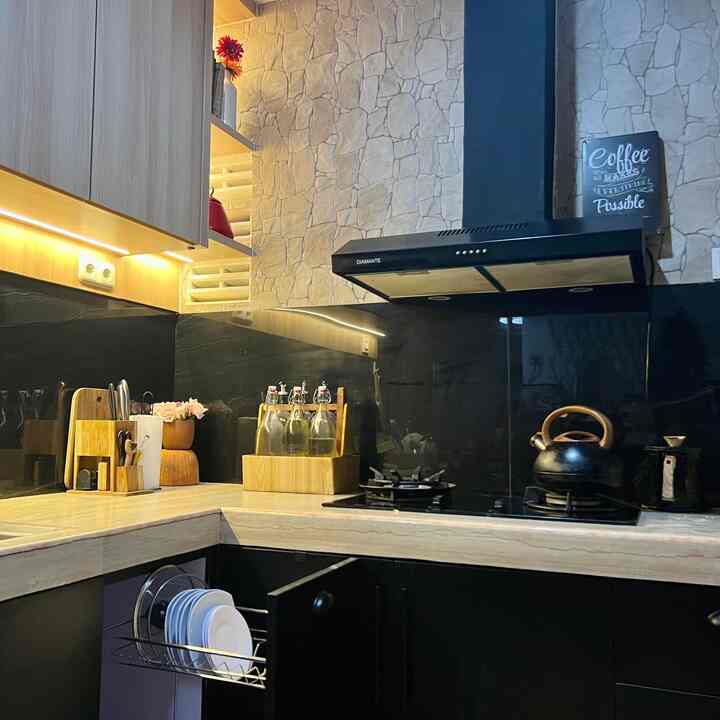 Blom bosan kaan dengan dapur kami 😀Agar look dapur gak terlalu clean , kali ini mencoba mengembalikan nya ke mode “warm “ dgn meletakkan beberapa printilan dapur yg bernuansa wood and clay ke atas meja dapur ini.

#dapurcantik
#mydreamkitchen
#inspirasidapur
#dapurblackandwood