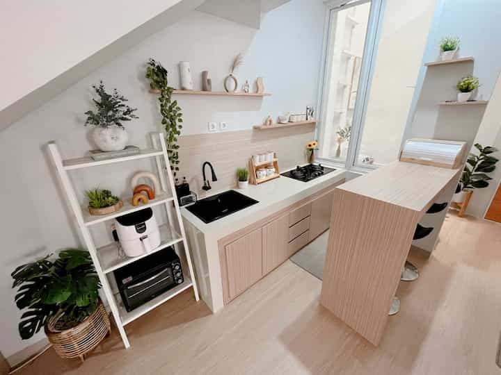 Mini kitchen yg alhamdulillah fungsinya maksimal✨

Ukuran dapur ini sekitar 2meter dengan tinggi meja 85cm
Dirumah ini hanya ada 1 dapur, merangkap dapur bersih dan kotor.
Sehari hari dapur ini selalu dipake masak berat / ringan.
Kunci agar terlihat rapi , selesai masak, makan segera dicuci dan dirapihkan .

#DapurCantik
#MyDreamKitchen
#InspirasiDapur
#DapurMinimalis
#DesignDapur