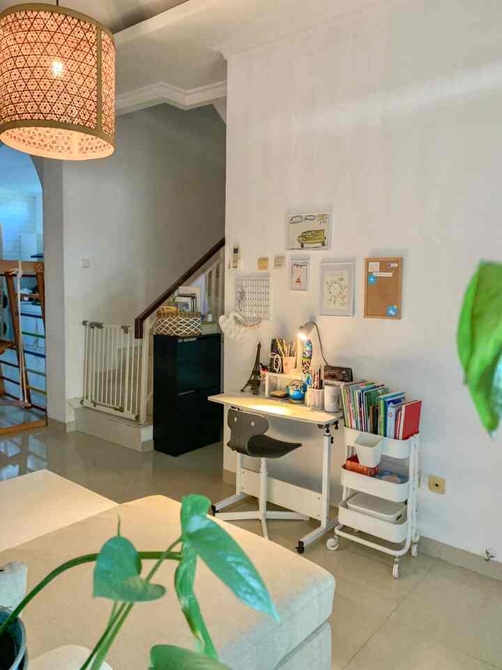 Kids study desk • aesthetic functional and budget friendly

Anak usia 5 tahun memang butuh meja belajar? Eiiitsss..justru anak saya sendiri yang minta home office layaknya punya sang ayah. Bahkan saya memberikan beberapa kebebasan untuk dia mengatur items yang dia suka agar nyaman dan sedikit memberikan apresiasi. Anak jadi lebih semangat untuk belajar dan berkreasi. Wall frame yang saya pasang adalah hasil karya anak saya: yellow school bus and cherry cheese cake, cukup estetik tidak? ^^ 
Lampu belajar dari ikea size nya pas dan tidak terlalu memakan tempat. Saya berikan trolley untuk beberapa story book dan tempat pensil tambahan.

#BudgetFriendlyDecor
#AestheticAffordable
#SpillDecorLowBudget
#kidsstudydesk
#kidsroom
#studydeskinspo 
#rumahcluster