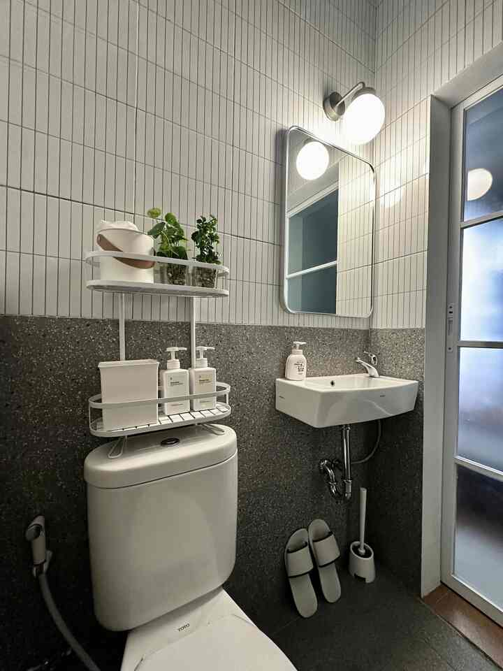 • Budget Friendly Decoration •

Hello O!House friends, kali ini aku mau share dekorasi tanaman artifisial yang menurut aku best buy banget, karena memang se-lucu dan se-real itu. Bikin suasana kamar mandi makin segar dengan warna ijo-nya dan ornamen bebatuan di dalam vas kaca. Dan harganya ini under 100k lho. Worth it banget menurut aku.

Di kamar mandi ini juga aku menggunakan rak di atas closet untuk penyimpanan. Karena rak nya bolong-bolong, akhirnya aku taruh keramik mosaic kotak-kotak ukuran 2,5x2,5cm untuk jadi tatakan rak-nya. Selain fungsional, keramik mosaic-nya juga bikin rak makin cantik. Dan harganya cukup terjangkau, cuman 35k aja per lembarnya. Gimana menurut kalian? 😃

#BudgetFriendlyDecor
#AestheticAffordable
#SpillDecorLowBudget
#BathroomDecor
#HomeDecor