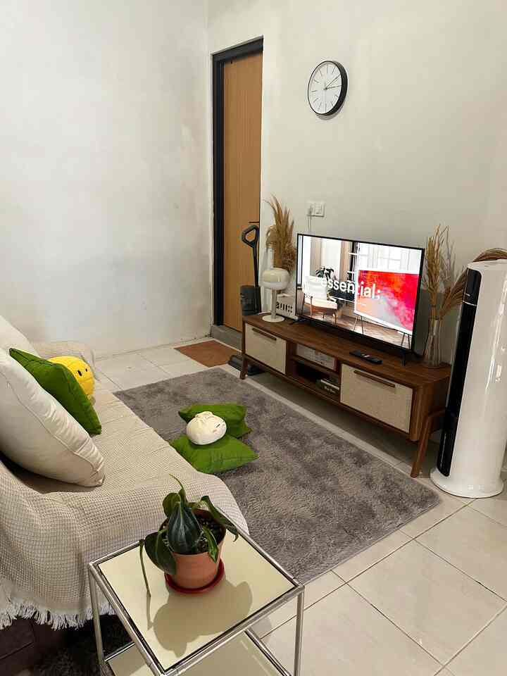 Selamat datang di Casa de Sovy 🏡✨
Akhirnya aku bisa menunjukkan rumahku setelah sekian lama selalu posting area meja kerja saja. Mulai saat ini, aku akan banyak memposting foto sudut-sudut rumahku. Mungkin belum bisa sempurna. So, let’s grow together 😊💕
#livingroom #homedecor #homedecoration #casadesovy #dekorasiruangtamu #ruangtamu #BTNOAS6