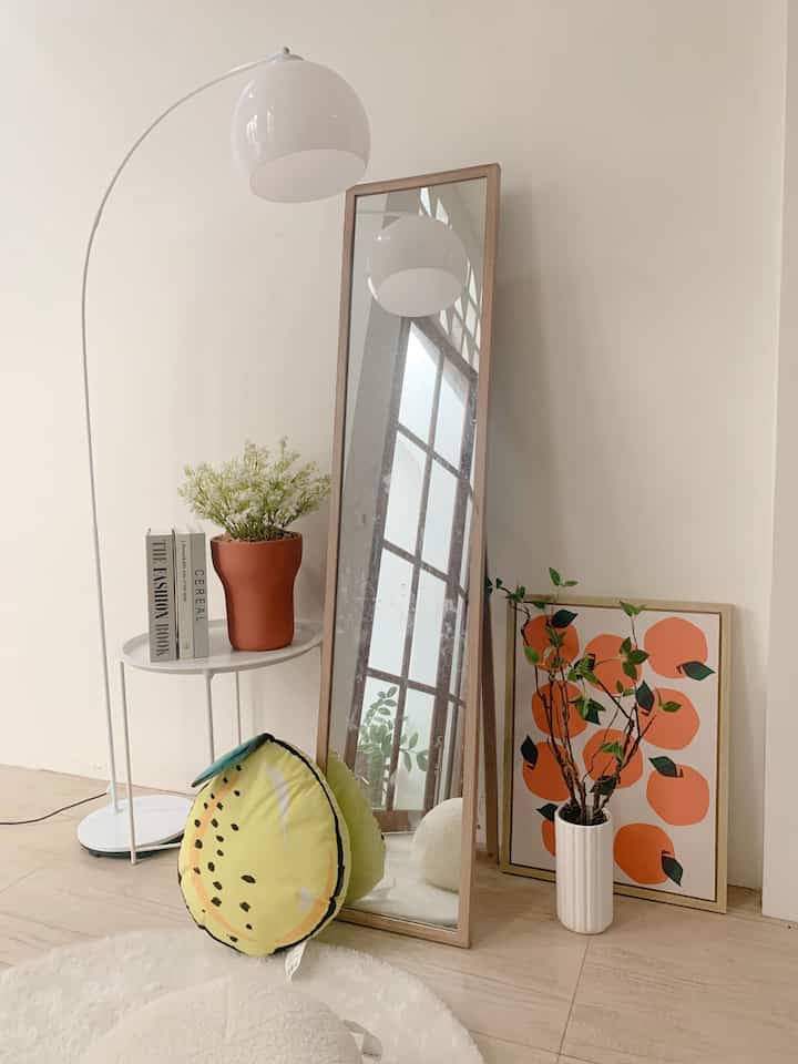 Dekorasi budget friendly versi aku...
Best buy untuk Bikin spot cantik buat foto dengan budget superr murah: 
1. ada standing mirror dengan harga 250rb
2. Pot teracota harga 70 rb
3. Bantal lemon hanya 30 rbu
4. Vas putih 70rb
5. Standing lamp harga only 700 rb..
6. Meja lipat 150rb
7. Walldecor peach only 60 rbuan
8. Bunga 25 rb pertangkai ini pakai 5 tangkai
9. Dummy book only 20 rbuan
10. Karpet bulat putih 90rb
Gimana temen2 udah murah banget kan? Tp ttp gak ngurangin fungsinya ya
Semoga menginspirasi 🤎🤎

#budgerfriendlydecor
#aestheticaffordable
#spilldekorlowbudget 