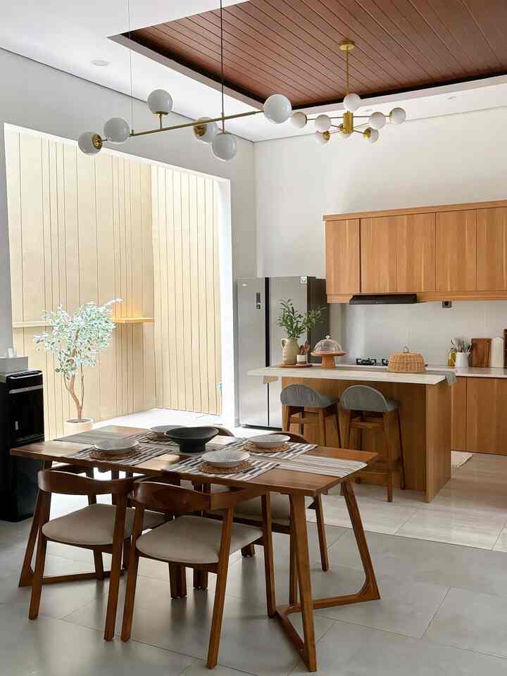 Dapur open plan ala casa de kath, untuk material dapur bagian kabinet menggunakan multiplek lapis hpl, toptable granit tile dan meja island menggunakan top table terrazo, tujuan utama membuat konsep dapur terbuka agar sirkulasi udara baik, terlihat lebih luas dan pergerakan di dapur bisa lebih leluasa #DapurCantik #MyDreamKitchen #InspirasiDapur #KitchenStyling #OpenPlan