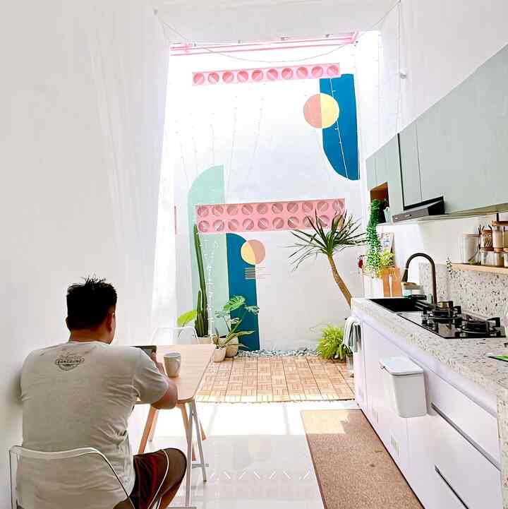 Dapur sesuai warna favorit aku nih. Campuran antara terazzo, putih dan mint🍭

Dapur minimalis ini buat aku jadi betah banget belajar masak. Karena dari alat yang affordable juga fungsi yg maksimal. 
 
Lebar dapur ini cuma 2,45x1m jadi cukup bgt untuk rumah kirta yg mungil

#dapurcantik #mydreamkitchen #inspirasidapur #dapurestetik #dapurminimalis #dapurwarnawarni