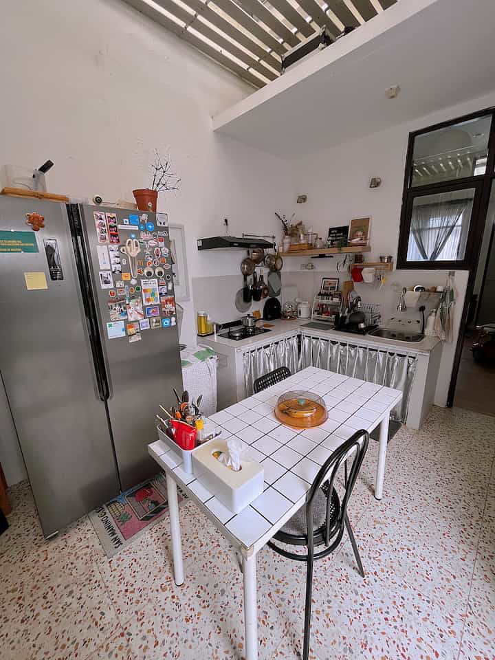 Dapur kami yang warna-warni. Meja dapur beton menjadi pilihan kami dari segi budget dan maintenance yang mudah. Selain itu kami merenovasi meja dapur kami menjadi bentuk letter L dari sebelumnya bawaan developer agar kami lebih leluasa bergerak di dapur.

#DapurCantik
#MyDreamKitchen
#InspirasiDapur
#RumahMini
#TinyHouse
#TinyKitchen
#RumahCluster
