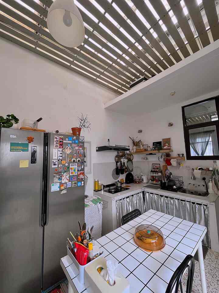 home decor low budget versi kami : menghias meja makan Ikea kami dengan wallpaper dinding murah meriah, memasang vynil sticker di ruang tengah serta pembatas ruangan berupa sheer mini curtain,serta disco ball sebagai aksen pemanis ketika mengambil gambar konten. 

#BudgetFriendlyDecor
#AestheticAffordable
#SpillDecorLowBudget
#HomeDecor
#HomeDecorInspo
#LowBudgetHomeDecor