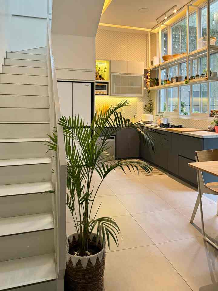 Decor Estetik Budget-Friendly di Rumah Semak?

Tentu aja tanaman. Iya, tanaman hidup selain budget-friendly juga eco-friendly. Tanaman hidup  bikin mood kamu di rumah membaik, memberikan pasokan extra oksigen dan sekali pajang, ruangan langsung terlihat hidup!

Kebanyakan tanaman di Rumah Semak dibeli online dengan harga di bawah 100ribu! Atau bahkan didapat gratis karena dapat potekan dari teman/orangtua/tetangga 🥹🥹

Agar kelihatan lebih menarik dan bersih, kamu bisa gunakan cover pot atau kamu bisa gunakan barang bekas seperti bakul nasi sebagai cover pot. Selain estetik tentu akan menambah keunikan sendiri di ruangan kamu. 

#BudgetFriendlyDecor #AestheticAffordable #SpillDecorLowBudget #RumahSemak #HomeDecorIdeas