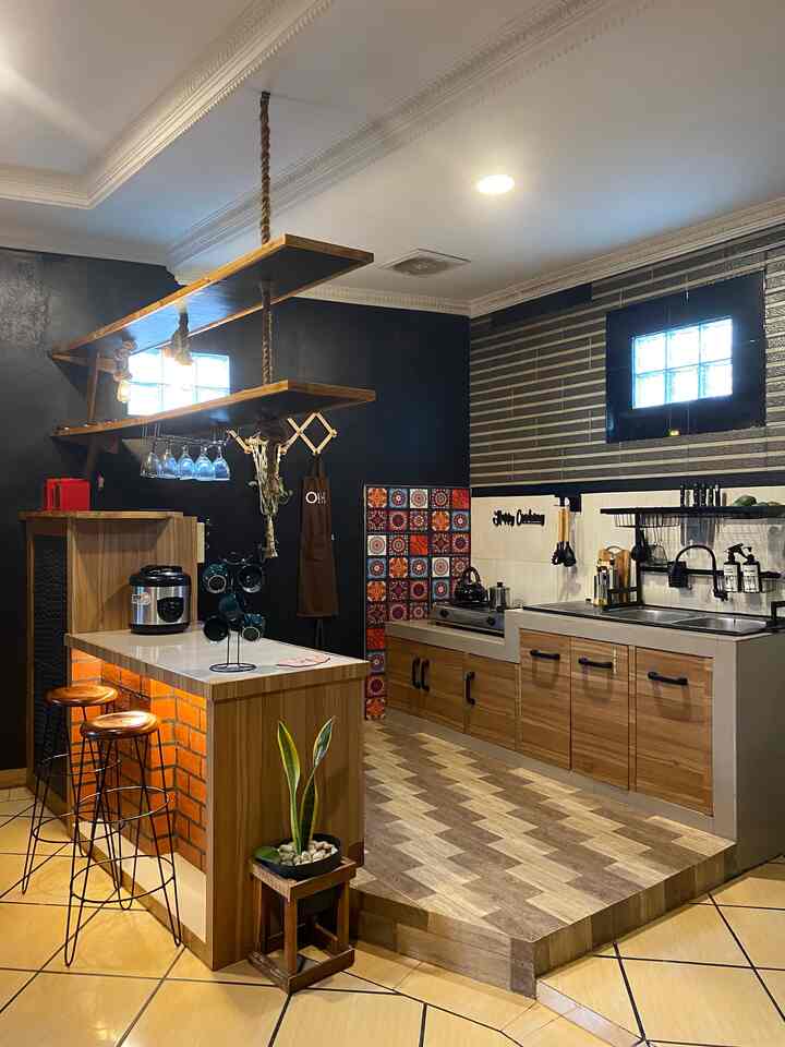 Dapur tumbuh sama seperti saya yang bertumbuh setiap harinya. mencoba resep-resep baru, memilah barang-barang yang tidak saja menambah keestetikan tapi harus terpakai dan fungsional. Mungkin salah satunya disini rak wastafel yang pernah hits pada masanya, selain modelnya yang pas didapur ini saya juga suka warnanya 🖤 


#DapurCantik
#MyDreamKitchen
#InspirasiDapur
#Industrial
#Vintage #DapuralaCafe