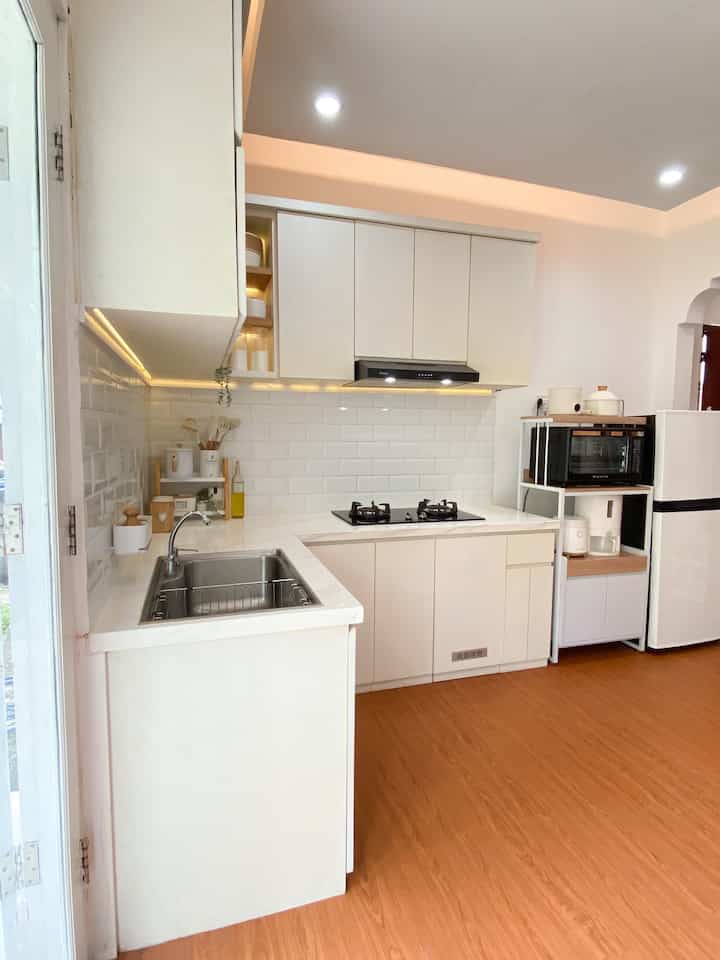 Ada cerita menarik seputar dapur ini. Dulunya ini adalah kamar utama paling belakang, lalu kami renovasi menjadi dapur. Dengan menambahkan pintu besar kaca agar ruangan lebih terang di pagi hingga sore hari. Dapur ini mengusung konsep japandi white and wood. Luas dapur L ini 2mx1m. 

#DapurCantik #MyDreamKitchen #InspirasiDapur #japandi #dapuridaman 