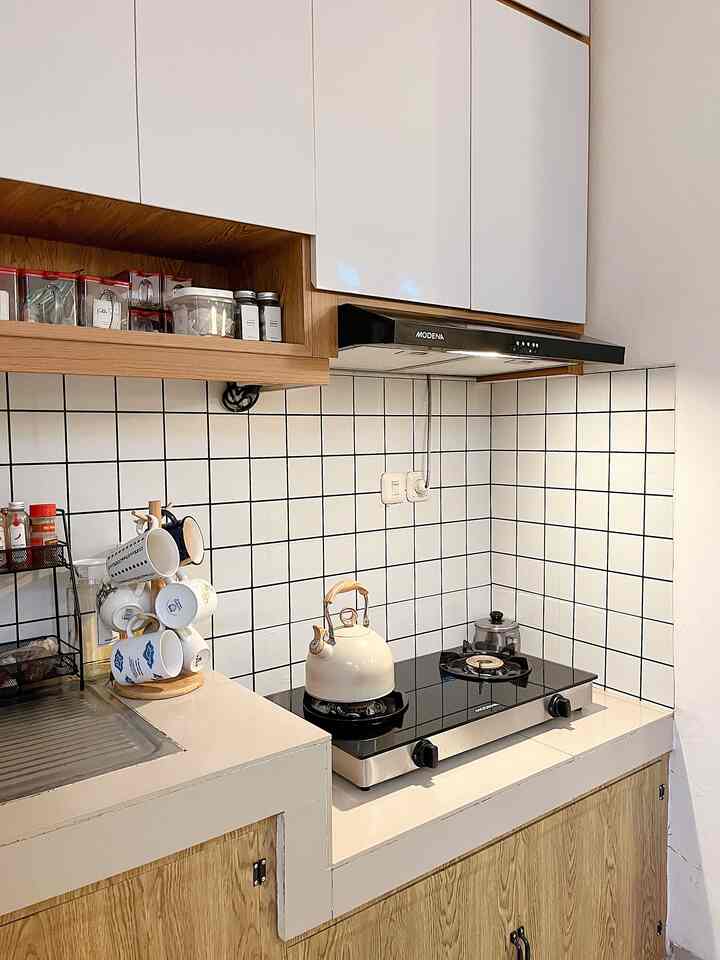 Dapur pada malam hari dan transformasi kompor di rumah ini. Berawal dari kompor pink, kemudian di cat putih, dan sekarang ganti dengan kompor gas portabel dengan model yang lebih estetik 🤎

#DapurCantik
#MyDreamKitchen
#InspirasiDapur
#rumakaf