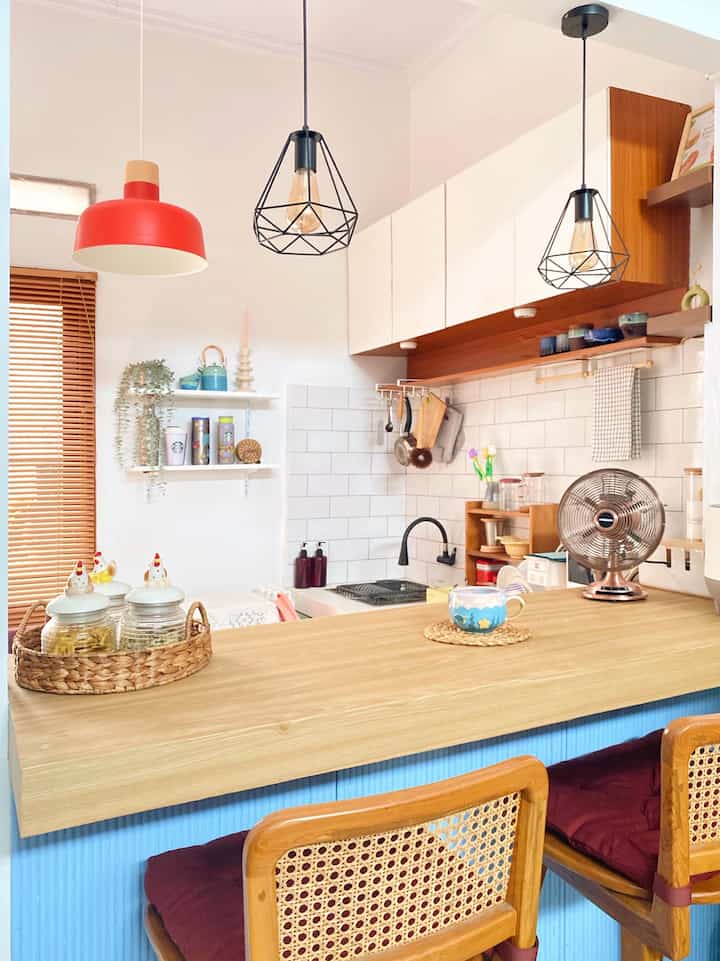 Pesona dapur dapur mini kurang dari 2x2 m yang dimaksimalkan setiap sudutnya ✨

Mulai dari mini bar dari hasil menjebol dinding penyekat antara dapur dan ruang tamu jadi tak perlu space untuk meja makan ✅ 

Kemudian memanfaatkan space kosong pada dinding dengan memasang ambalan untuk menaruh berbagai tumblr hingga set teapot 🍵

Konsep dapur mini adalah japandi dengan mengutamakan palet warna cokelat muda dan putih serta sejumlah perabotan kayu atau bambu 🤝🏻

#DapurCantik #MyDreamKitchen #InspirasiDapur #japandi #depok #dapurmini #rumahdeveloper 