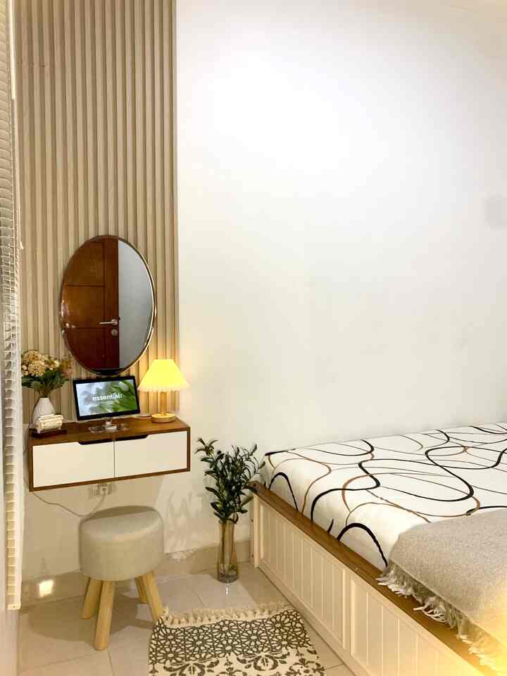 Dekorasi Aesthetic ✨

Meja Rias di Master Bedroom ini jadi Item dekorasi aesthetic yang budget friendly under 1.000.000 rupiah. Untuk membuat meja rias ini kami memasang wood panel 3 batang, cermin oval, nakas gantung, dan stool. 4 item itu sudah bisa jadi meja rias ala korea yang aesthetic. Kami membeli item tersebut di market place agar harga ramah dikantong dan pemasangannya mudah jadi hemat ongkos jasa tukang. 

#BudgetFriendlyDecor
#AestheticAffordable
#SpillDecorLowBudget
#minimalist
#rumahcluster
#65m2