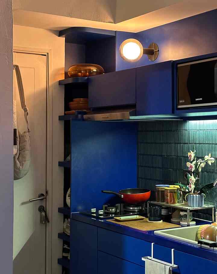 Dapur ini akan jadi area pertama yang ditemui.. Sebenernya jarang masak, tapi akhirnya jadi ruang serbaguna untuk makan, prep harian, dan jadi pos terakhit sebelum keluar rumah 😉

Makanya dibuat se-eyecatching mungkin! 

#studioapartment #lowbudgethomedecor #DapurCantik #MyDreamKitchen #InspirasiDapur