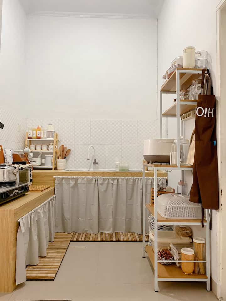 Dapur yg bener bener mungil tapi aku idamkan 🤍✨

Ukuran 2m x 2m, menggunakan warna earthtone yang dominan putih. Menggunakan sedikit dekorasi dan peralatan dapur yg hanya bener bener digunakan ✨


#DapurCantik #MyDreamKitchen #InspirasiDapur #yositriaa #dapurminimalis #scandinavian #rumahmungil #whiteandwood