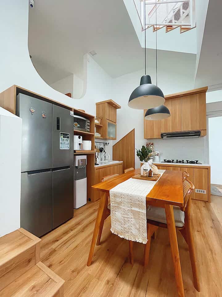 Dapur kering dirumah ini letaknya langsung berhadapan dengan living room. Ukurannya agak luas sehingga msh bisa menaruh meja makan ukuran 150x80cm dengan 4 kursi.
Mendekor dapur ini suka2 aja sih sebenarnya, yg penting semua barang yg ada disini kepakai semua. Utk kitchen set sengaja dibuat box elektroniknya agar semua barang punya “rumah”

#DapurCantik #MyDreamKitchen #InspirasiDapur #DapurKering #DapurMinimalis #KitchenDecor #KitchenAndDiningArea