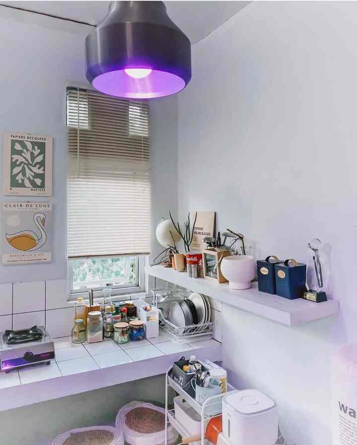 TANPA KITCHEN SET

Sebenarnya ini dapur urgent di hunianku. Urgent karna dana saat itu masih sangat terbatas. Namun di tengah keterbatasan, memaksimalkan yang ada di dapur ternyata memberi byk manfaat.

Seperti tidak menambahkan kitchen set, jadinya aq harus lebih selektif dalam menambahkan barang kebutuhan dapur, beli yg hanya bermanfaat secara fungsi. Barang2 dapur aq taruh di rak terbuka, krn terbuka jadinya barang seperti panci, penggorengan juga harus sering dipakai agar tidak berdebu. Backspalsh dapur ini juga ori dari awal aq tempati, jadinya gak perlu lg aq ganti krn tampilanny sudah oke, walau ada retak2 sedikit di beberapa keramiknya.

Dapur kecil ini bener2 bisa memberikan aq dampak besar, karna sebenarnya barang2 dapur itu gak terlalu banyak dari segi fungsi hanya beda model, warna, dan tambahan pemanis lainnya. Ini yg bikin aq berpikir ulang utk bilang “penting gak sih ini ? Klo fungsinya hampir sama gak perlu deh dibeli”. Hal ini akhirnya menjadi habit buat aq agar gak gatel mata belanja2 prentilan2. Beda dgn aq yg sebelumnya cenderung haus akan benda2 dapur yg “cuma dirasa cantik, terbaru …” langsung auto aq beli.

#Dapurcantik #mydreamkitchen #inspirasidapur #dapurkecil #dapurmodern #dapursimple #minimalis #Dapurtanpakabinetatas #dapuridaman #dapursempit #kitchen #smallkitchen