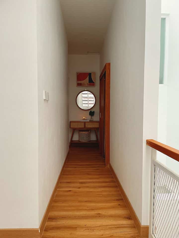 Hallway to the kids’ bedrooms
Ujung dari hallway ini sbnrnya didinding atasnya ada kabel bertumpuk. Utk memanfaat sudut ini, ditaruhlah meja consol jati mix rotan serta keranjang laundry.
Untuk dinding td agar tidak keliatan kabel dkknya ditutuplah dengan walldecor harga seratus ribuan saja. Utk meja consol juga didekor dgn pernak pernik yg sangat budget friendly.
daun eucalyptus harga 7k dgn pot ikea padrag 30k dummy book 25k coster 13k scented candle dan reed diffuser murmer juga. 
#BudgetFriendlyDecor #AestheticAffordable #SpillDecorLowBudget #Hallway #HomeDecor #ScandiHouse #MejaKonsol