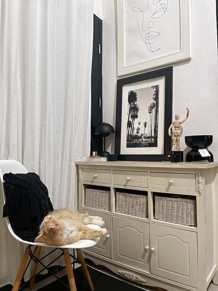 ➖ Budget Friendly Decor

Dari awal punya rumah emang pengennya bernuansa monochrome dan di dominasi black biar ganteng dan juga karena suka banget warna hitam.

Jadi ngumpulin perintilan dekor pasti nyarinya yang warna hitam. 

Kaya lampu meja jamur ini, Best Buy aku dan rezeki banget karena dapetin harga yang lebih murah dengan harga Rp. 249.000 aja di e-commerce dan susah banget restocknya yang warna hitam. Jadi pas sekalinya restock, nggak mikir panjang langsung beliii 🖤🖤

Banyak perintilan yang rata-rata under 100k, kadang juga aku DIY kaya frame dan candle holder ini, karena aesthetic nggak perlu mahal kan?

Semoga menginspirasi 🖤🖤

#BudgetFriendlyDecor
#AestheticAffordable
#SpillDecorLowBudget #FavSpot #Workspace #SmallSpot #Decoration #ScandinavianDecor 
