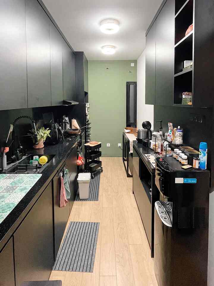 Dapur ganteng katanya, karena serba hitam. Biar gak terlalu gelap sengaja pilih lantai bermotif kayu, jadi kesannya lebih hangat. Kemudian agar lebih ada karakter dan gak terlalu serba hitam, saya pilih cat warna hijau dan menambahkan beberapa printilan yang senada. #DapurCantik #DapurGanteng #MyDreamKitchen #InspirasiDapur #Dapur #decor #dekorasidapur #livealone