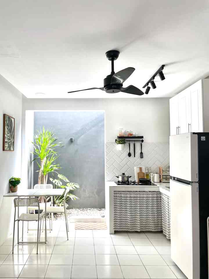 Warna putih yg mendominasi berpadu hitam merupakan pesona dapur dirumah kami. Tidak ingin terlalu banyak menggunakan dekorasi atau perabotan karena tidak ingim menambah kesan ruangan ini semakin sempit. 
Untuk itu perabotan yang didominasi warna putih merupakan pilihan terbaik kami agar bertujuan membuat ruangan ini terkesan luas. 

#dapurcantik
#mydreamkithen 
#inspirasidapur
#dekorasidapur
#dapurminimalis