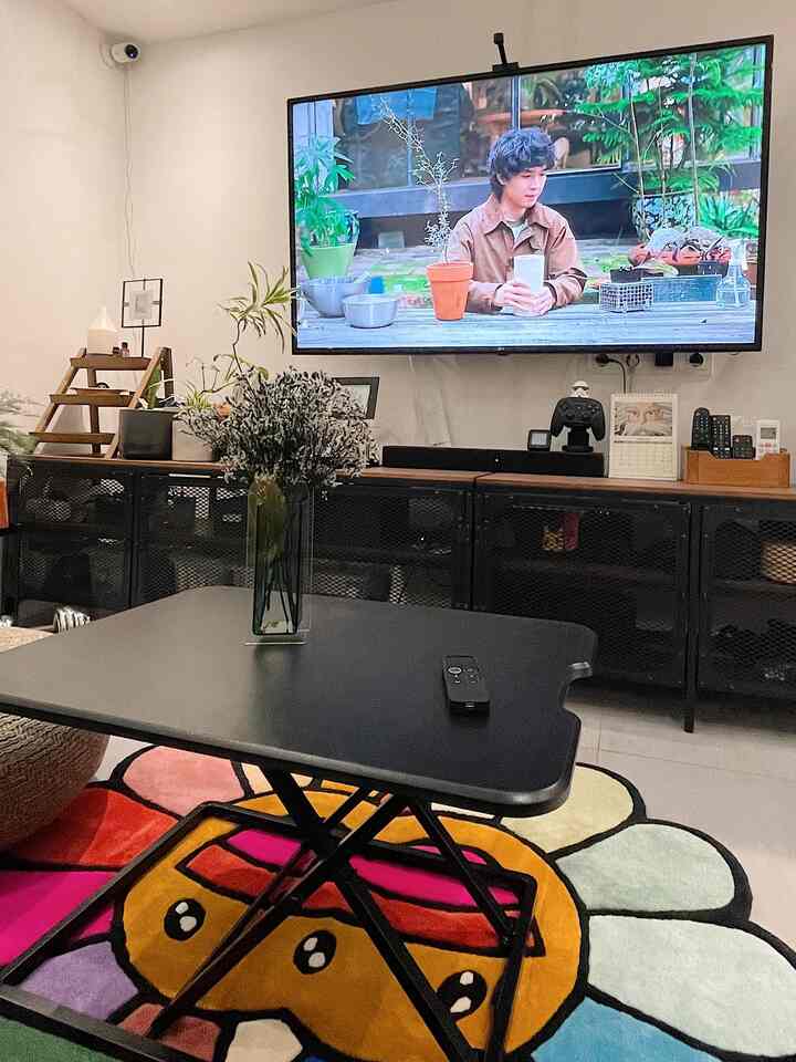 Refreshing living room dengan dekorasi murah meriah. Vase akrilik ini saya dapatkan dengan harga diskon dari 79rb menjadi 39 ribu saja, what a good steal! Kemudian dried flower saya beli di kkv seharga 59rb. Living room jadi lebih estetik dan manis 😊 #budgetfriendlydecor #aestheticaffordable #spilldecorlowbudget #livingroom #vasakrilik #driedflower #decor #livealone