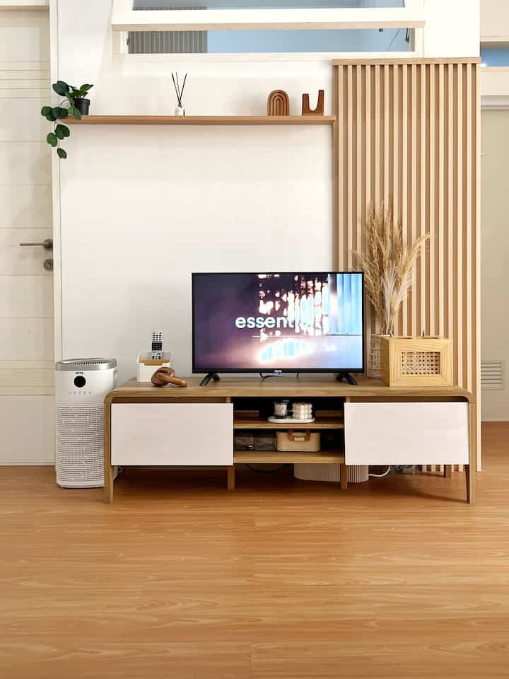 Item dekorasi aesthetic & budget friendly untuk mempercantik backdrop tv

Slide terakhir adalah foto before saat dinding masih polos

Idaman banget kan punya backdrop tv custom dengan kabinet & storage.. tapi untuk bisa mewujudkannya butuh waktu agak lama buat aku.. setelah hampir 3th menempati rumah kondisi meja tv masih polos2 aja.. jadi aku kepikiran bikin backdrop ala2 pakai wallpanel dan ambalan, hasilnya seperti di foto.. semoga menginspirasi✨

Ini items yang aku tambahkan.. item lainnya seperti meja tv, vas kayu dll sudah ada..

- 4 lembar wallpanel tebal 2cm tinggi 3m kurleb 440rb (harga terendah)
- Ambalan 120 x 12 cm 68rb matt blackboard
- Fejka artificial plants 54rb
- Box Wifi 162rb
- vas rotan 35rb 
 Total biaya 759rb
Affordable yaa ga sampai 1 juta, kalo custom bisa diatas 5juta tapi ada harga tentu ada rupa… 

#budgetfriendlydecor
#aestheticaffordable
#spilldecorlowbugdet



