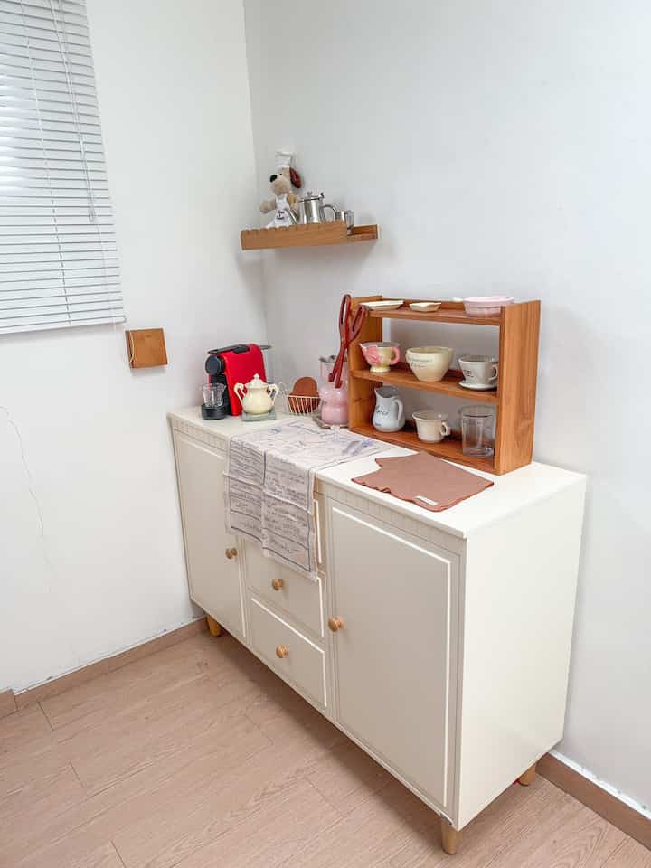 Karna studio ku tidak besar, beberapa spot suka ku tata ulang. Nah kali ini bagian ini ku tata sebagai coffee corner sekaligus untuk preparation makanan 🫶🏻

#dapurcantik #mydreamkitchen #inspirasidapur #coffeecorner #mejakopi #dapurestetik #minimalist #room #roomdecor #roomdecorinspo 
