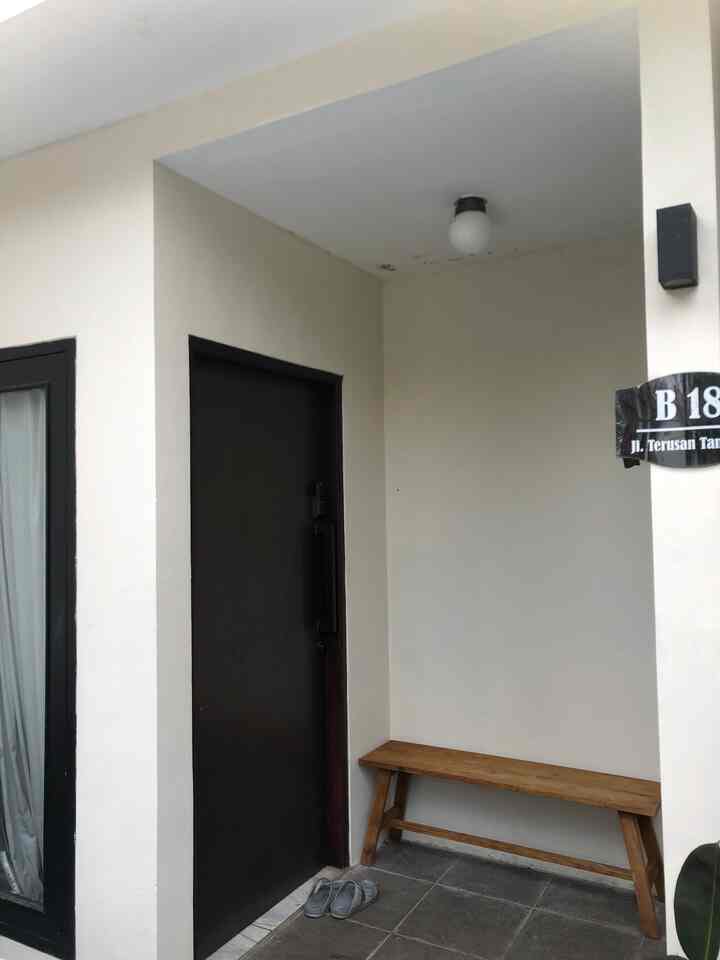 Some items that I think are best finds
1. The long chair in the style of a meatball chair, to be honest, the original material is really good, the type is really heavy and not bulky, made of teak wood! ++++ he's a knockdown! The price is around 300,000 for this quality, which is really good


2. Sofa cover, to cover the sins of an old sofa🫣 only 160,000, the sofa feels more beautiful to look at

3. Of course, my favorite matte black earthenware pot, which is not expensive but the material is thick, solid & close to home, it's perfect for the fuel and it can be done instantly hahahhaa, the price doesn't reach 150,000💕

If it's a neighbor, what's the best find?

#BudgetFriendlyDecor
#AestheticAffordable
#SpillDecorLowBudget
#BestFind
#Decoration Items
#DecorativeItems
#Minimalist house
#TinyHouse
