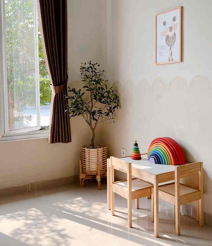 Beberapa decor aesthetic dirumah.shacca

Slide 1 : penggunaan cat kansai paint dengan diy lukisan di dinding membuat suasana kamar anak anak semakin cheerful ✨

Slide 2 : penggunaan wall moulding low budget membuat suasana di area tangga terkesan tinggi dan aesthetic

Slide 3 : penggunaal woodpanel dipadukan dengan tanaman artificial membuat ruangan tv semakin terasa homey

#budgetfriendlydecor
#aestheticaffdorable
#spilldecorlowbudget
#inspirasidekorasirumah
#dekorasirumahminimalis