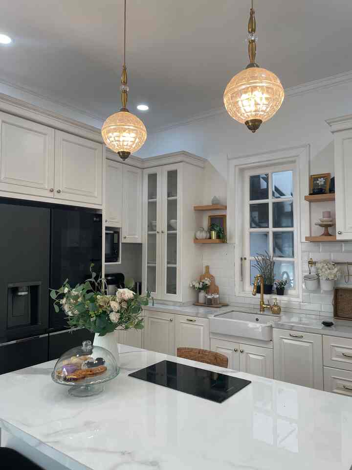 Hai classy neighbors. Mari ngopi di dapur yang tak luas tapi cukup untuk kita bebas.
Bebas menertawakan kisah diri sendiri dan berbagi cerita tentang hari-hari. Semoga menginspirasi.

1. #DapurCantik
2. #MyDreamKitchen
3. #InspirasiDapur
4. #tempatngobrol
5. #islandtable