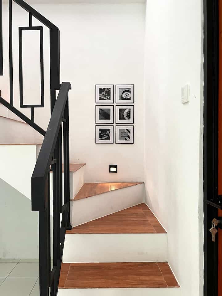 Inilah beberapa item dekorasi dirumah kami yang menurut kami budget friendly. 
Di area tangga terpasang dekorasi item frame black & white untuk mempercantik area dinding. 
Dekorasi item berukuran mungil di area meja nakas kamar utama inilah favorit aku, boneka kayu yang detailnya terlihat sangat rapih. 
Tanaman artificial yang mirip sekali dengan aslinya yaitu di area wastafel kamar mandi utama, dekorasi ini membuat kamar mandi lebih terkesan segar. 
Set spatula hitam di area dapur masak tepatnya pada dinding backsplas dapur untuk memptertegas bahwa inilah area dapur masak. 

#budgetfriendlydecor
#aestheticaffordable
#spilldecorlowbudget
#dekorasiminimalis
#itemdecoration
