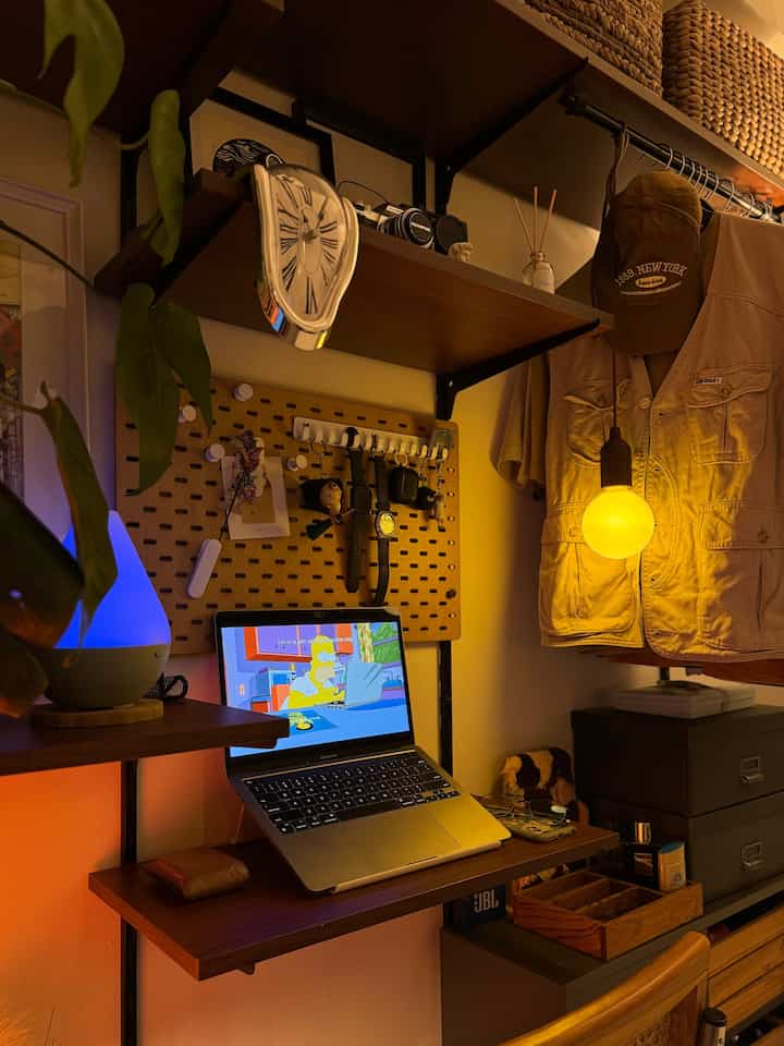 Dekorasi estetik yg budget-friendly di selasar apartment :
~ Slide 1 : lampu gantung menggunakan baterai. Praktis dengan cahaya warm bisa bisa menciptakan mood di ruangan
~ Slide 2 : kardus ikea ini selain berfungsi sebagai penyimpanan, bisa di jadikan kaki untuk meja. Tambahkan papan rak diatasnya dan element dekorasi yg sesuai. Selain cantik bisa berfungsi jg sebagai meja pajangan
~ slide 3 : lampu jamur. Pasti sering melihat lampu ini kan? 😃 yess krn memang sebagus itu. Ketika siang hari warna orangeny stand out. Dan malam hari bisa menjadi ambience light dengan warna cahaya yg bisa di set putih atau kuning. Ruangan makin nyaman dan tampilan jg jd estetik 🌻

#BudgetFriendlyDecor
 #AestheticAffordable
 #SpillDecorLowBudget
#selasarapt
#roomdecor
#Apartemenestetik
#tinyapartment
