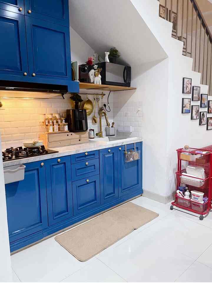 Karena dapurku cuma segaris jadi supaya gak bosen aku terkadang ganti-ganti printilan. Kayak sekarang aku lagi suka nuansa gold jadi  keluar lah peralatan masak warna gold.

 #DapurCantik #MyDreamKitchen #InspirasiDapur #bluekitchen #dapurkecil #dapursegaris #dapurbiru #eclectickitchen #midcenturykitchen #colorfullkitchen #goldandblue