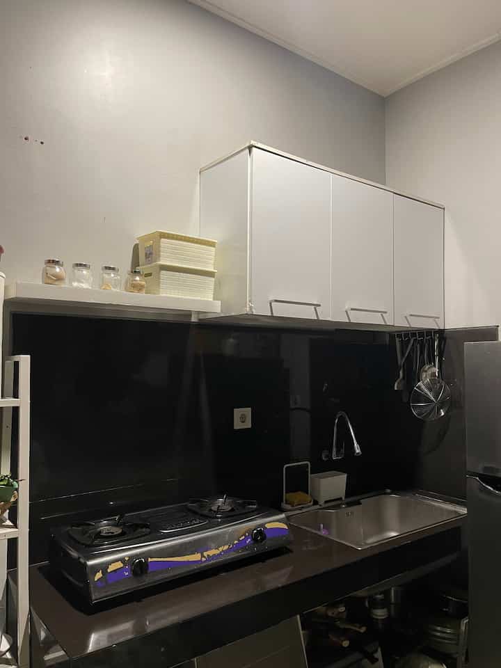 Suasana dapur malam hari ✨ 
Sebelum tidur, aku selalu mastiin ga ada cucian piring kotor di dapur supaya ga ada serangga atau hewan lain yang betah disini (apalagi dapurku semi open space)

Anyway, dapur ini masih bawaan developer dengan dimensi meja dapur 180x60cm aja hehe. Walau mungil, tetap fungsional kok

#DapurCantik #MyDreamKitchen #InspirasiDapur #DapurMinimalis #DapurMungil #Kitchen #MiniKitchen #Monochroma