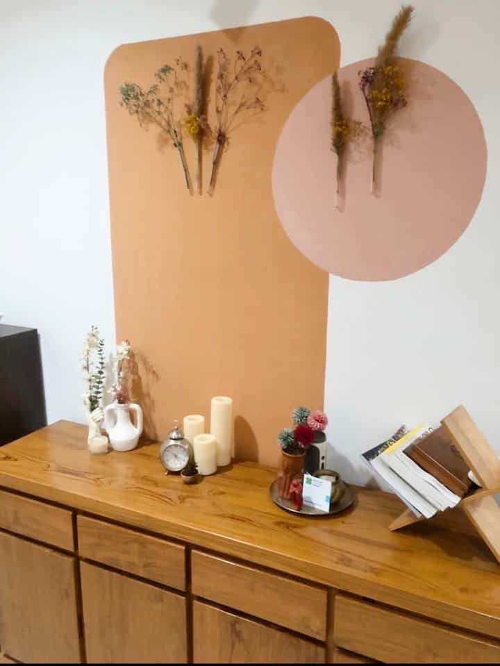 Beberapa pajangan murah meriah di rumahku. Ada yang belasan ribu sampai pulahan ribu. Yang jelas gak sampai 50rb hahaha. Budget friendly banget lah pokoknya 

#BudgetFriendlyDecor
 #AestheticAffordable
 #SpillDecorLowBudget
#potteracota
#vastangan
#printilanmurah
#hiasanmurah
