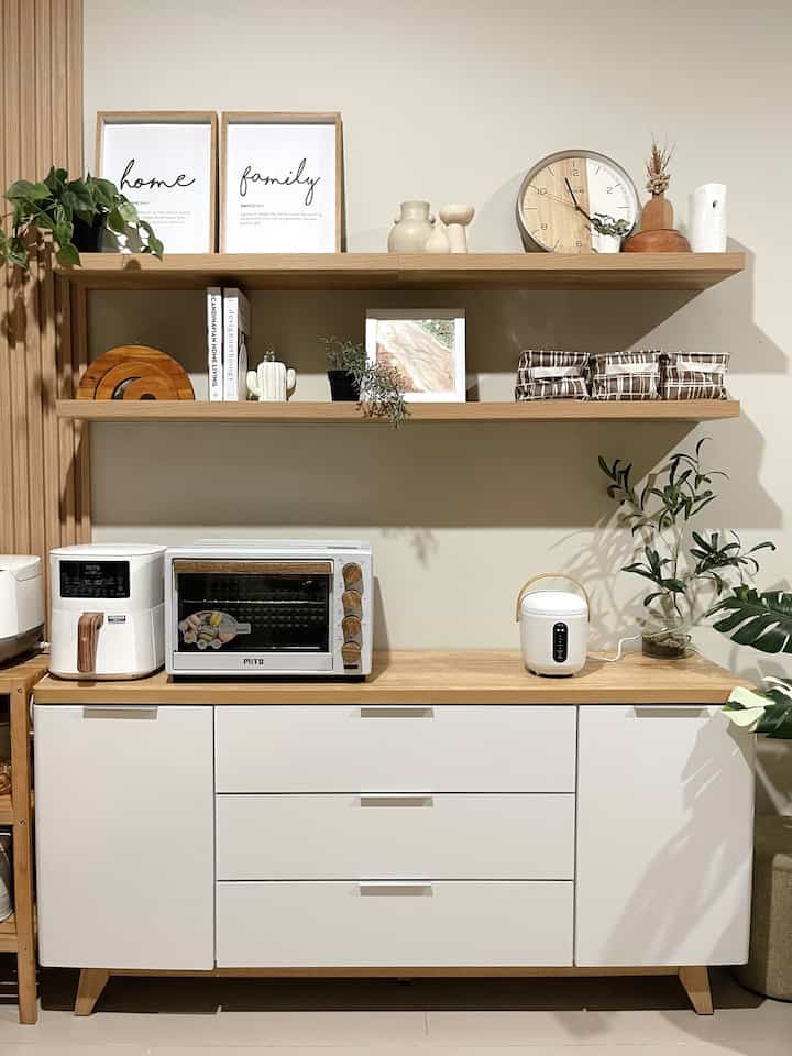 Sejauh ini, area ini tuh hasil Make Over terfavoritku! Karena akhirnya aku punya space buat naro beberapa perintilan dekorasi yang aku banget (unsur white n wood, dengan aksen hijau dari tanaman). Btw semua perintilan disini tuh Low Budget loh, contohnya 
Slide 3: Rainbow Wooden Diorama itu harganya cuma 35rb!
Slide 4: Dummy Book estetik kubeli pas diskon live jadi cuma 7rban/pcs
Slide 5: Tanaman artificial cuma belasan ribu 🤩
ohya Resin Art ini juga hasil DIY ku loh!
Slide terakhir: storage multifungsi yang harganya cuma 5rban ✨✨✨


#BudgetFriendlyDecor #AestheticAffordable #SpillDecorLowBudget #Minimalist #WhitenWood #Japandi #Scandinavian #DiningRoom